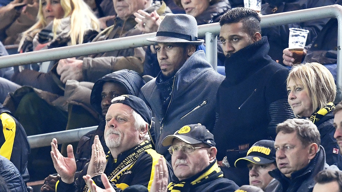 Stredajší zápas Ligy majstrov sledoval Pierre-Emerick Aubameyang iba z tribúny.
