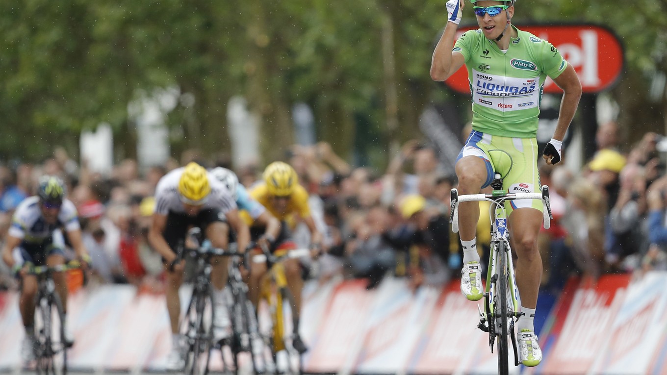 Pamätná oslava Petra Sagana pri svojom druhom víťazstve na Tour de France 2012. Do cieľa prišiel v štýle Forresta Gumpa.