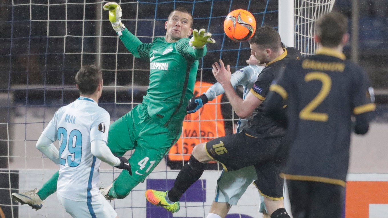 Róbert Mak (vľavo) kontroluje situáciu pred svojim spoluhráčom - brankárom Michailom Keržakovom.