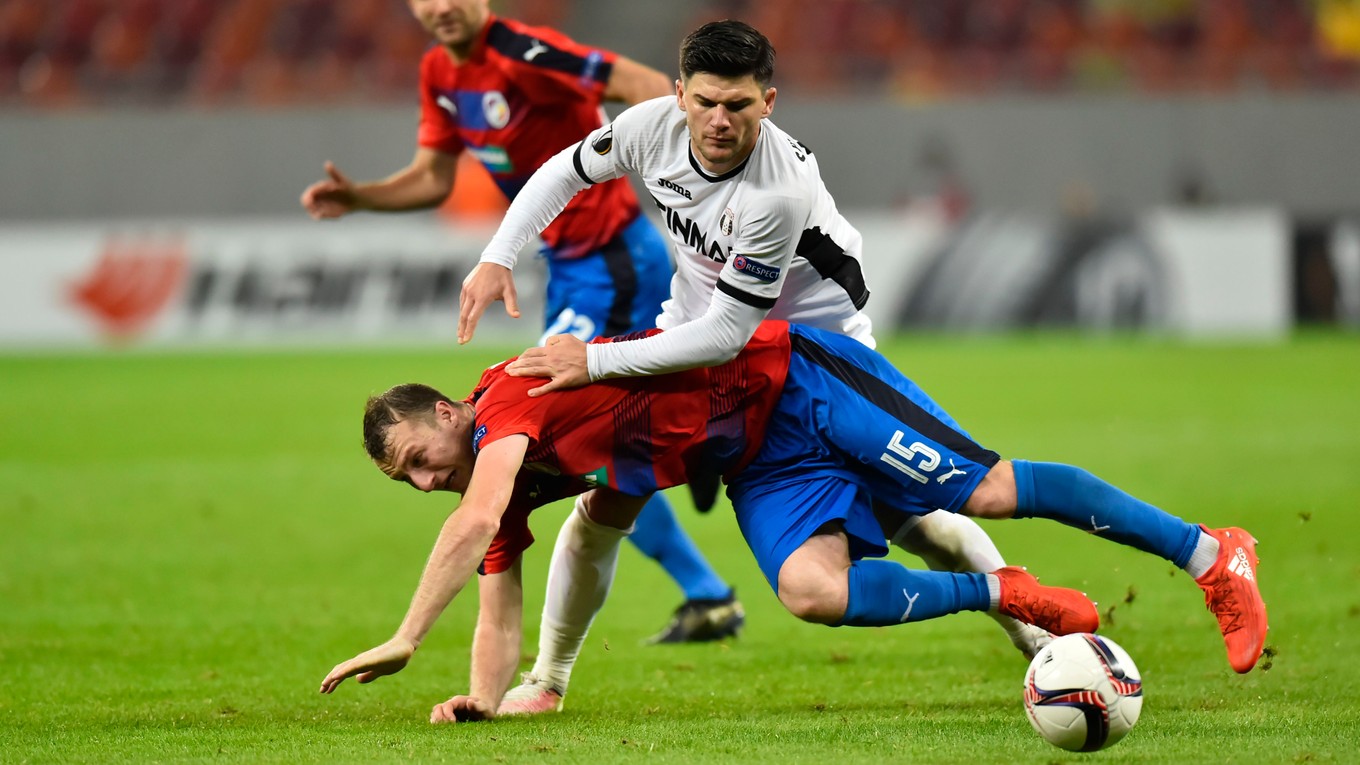 Hráč Viktorie Plzeň Michal Krmenčík padá po súboji s jedným z hráčov Astry Giurgiu.