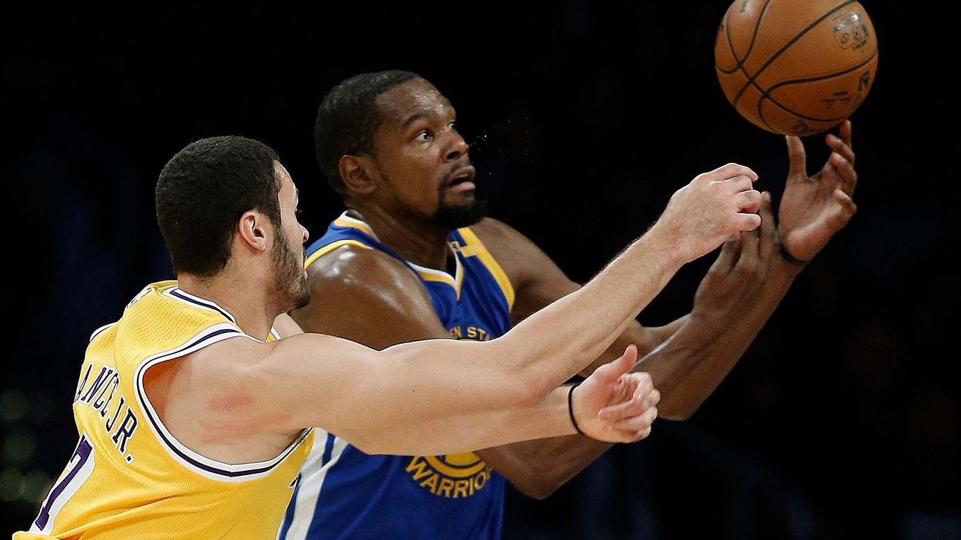 Kevin Durant (vpravo) už v sedemdesiatich zápasoch za sebou zaznamenal aspoň dvadsať bodov.