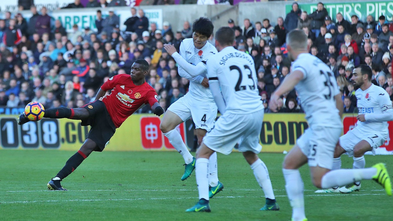 Paul Pogba strieľa gól do siete Swansea.