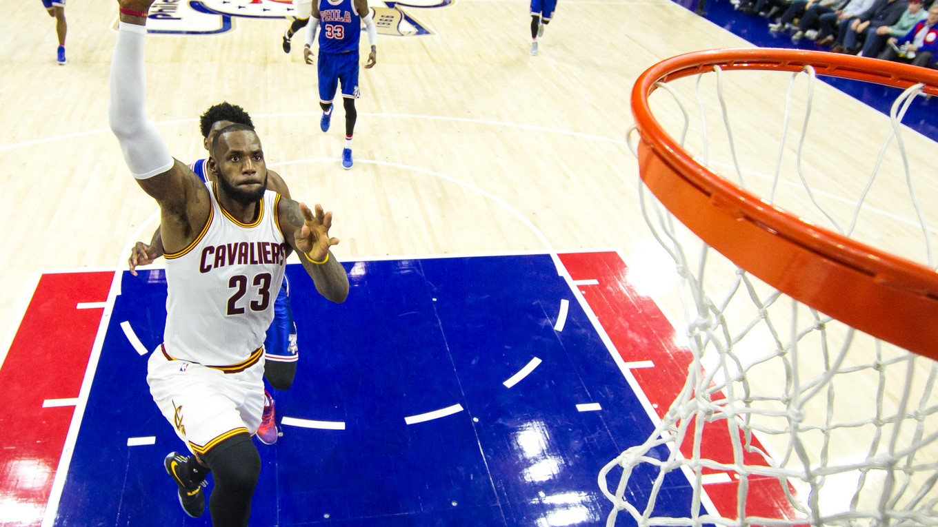 LeBron James (s číslom 23) má v úvode sezóny skvelú formu.