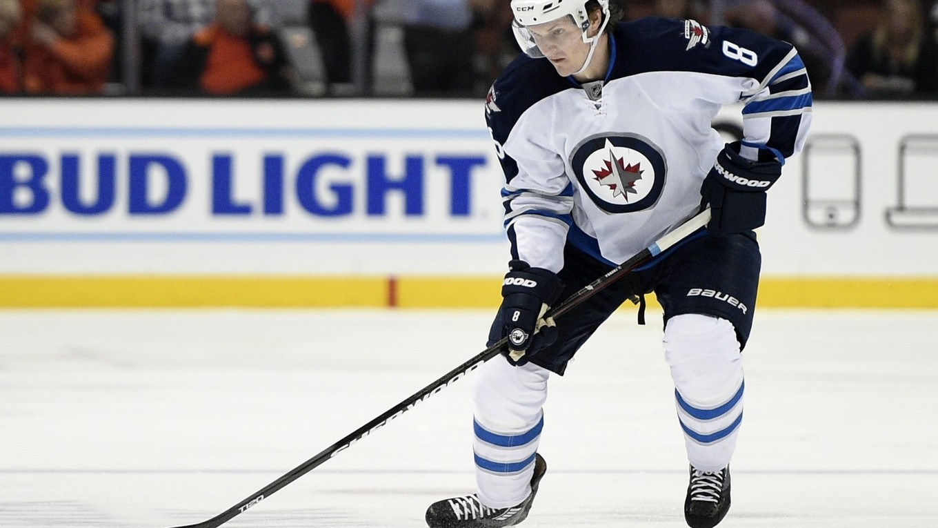 Jacob Trouba si bude aj naďalej obliekať dres Winnipegu Jets.