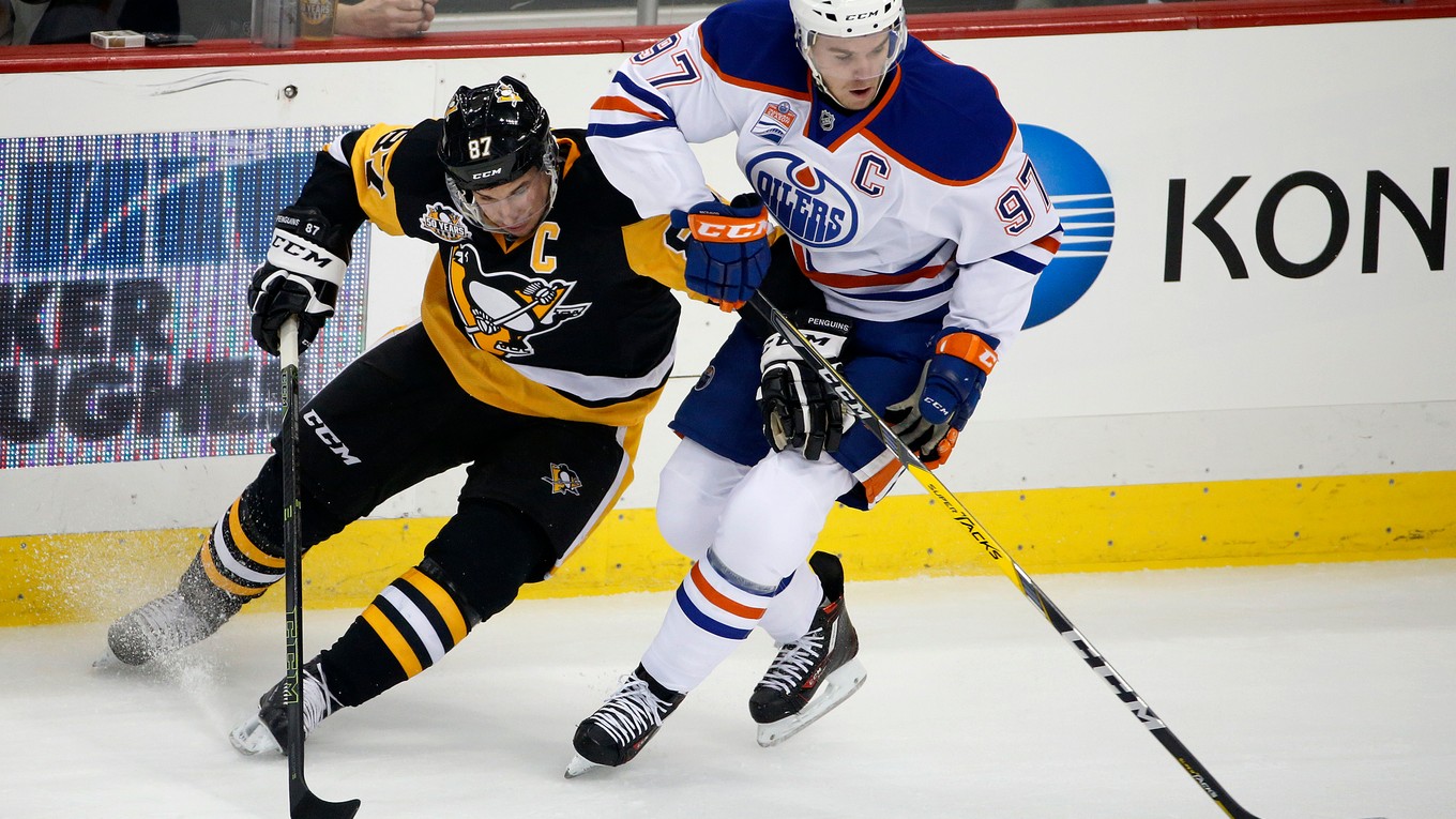 V noci sa proti sebe postavili dve hviezdy - Sidney Crosby (vľavo) a Connor McDavid.