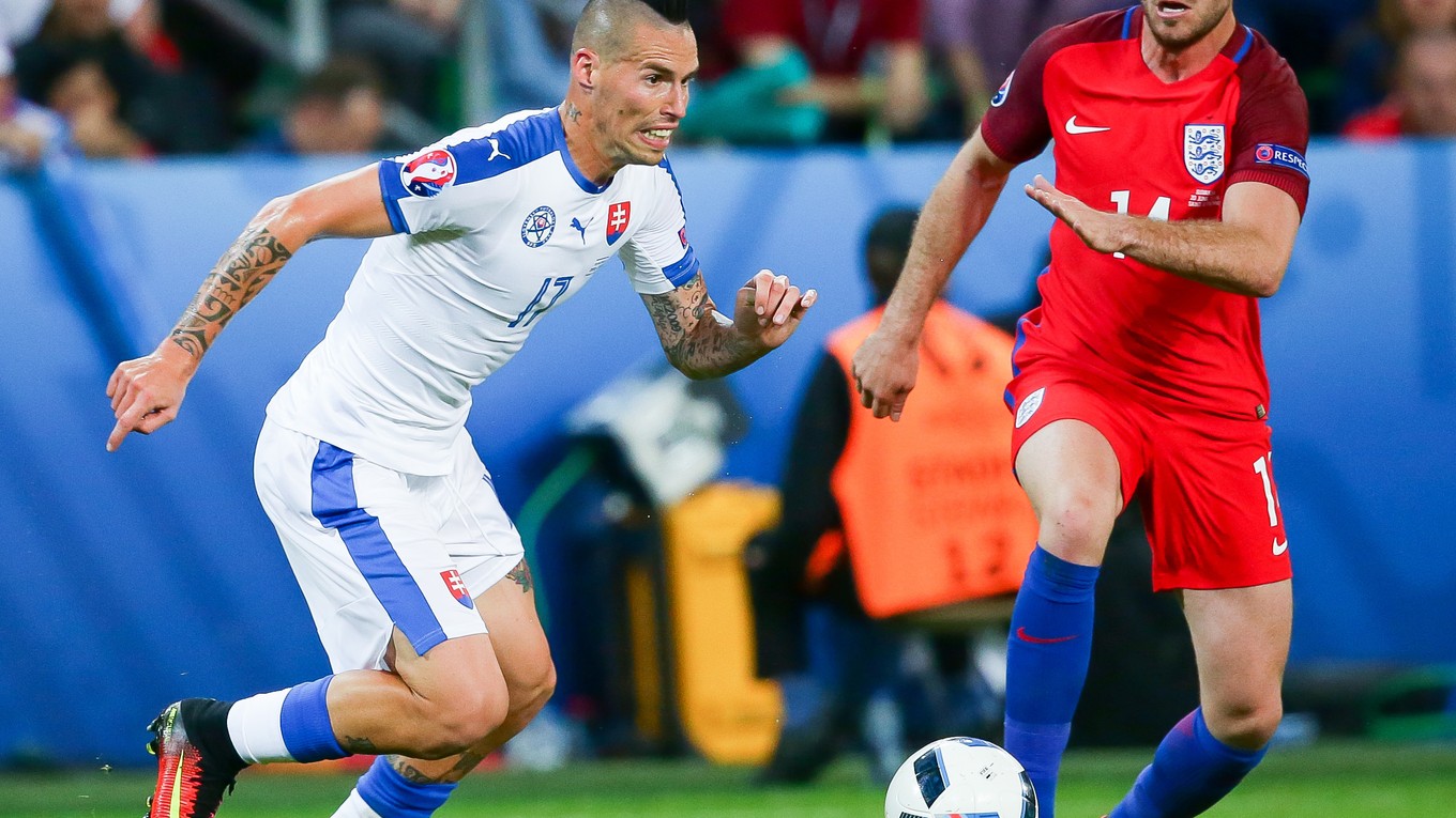 Marek Hamšík (vľavo) v súboji s Angličanom Jordanom Hendersonom. 