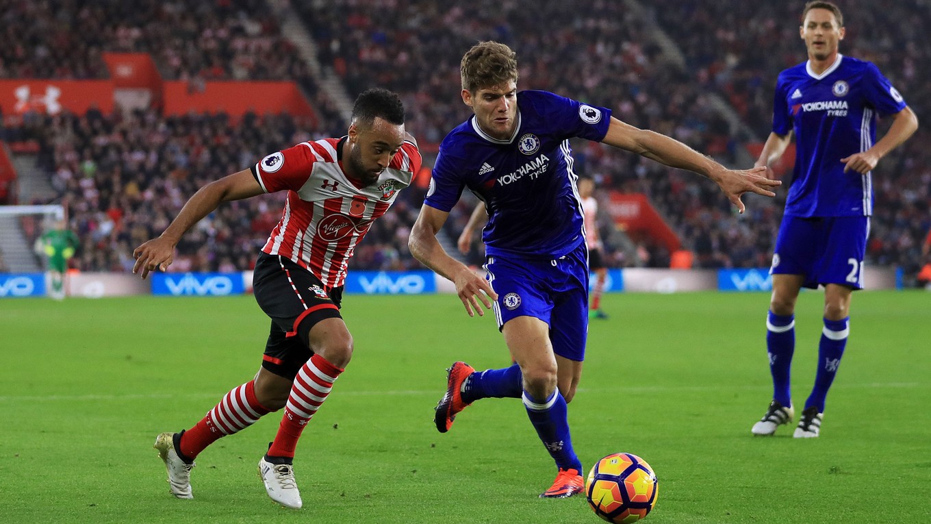 Marcos Alonso (uprostred) sa prebojoval do základnej zostavy Chelsea.