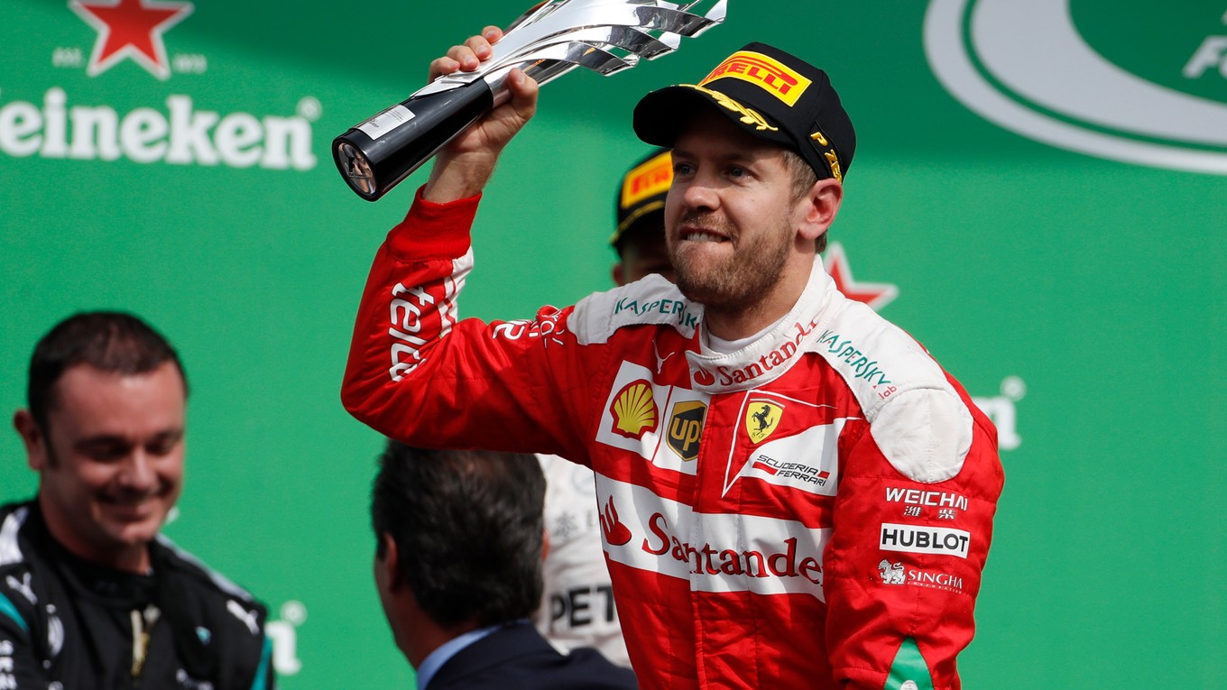 Sebastian Vettel si pôvode v Mexiku prebral trofej za tretie miesto. Až dodatočne ho penalizovali.