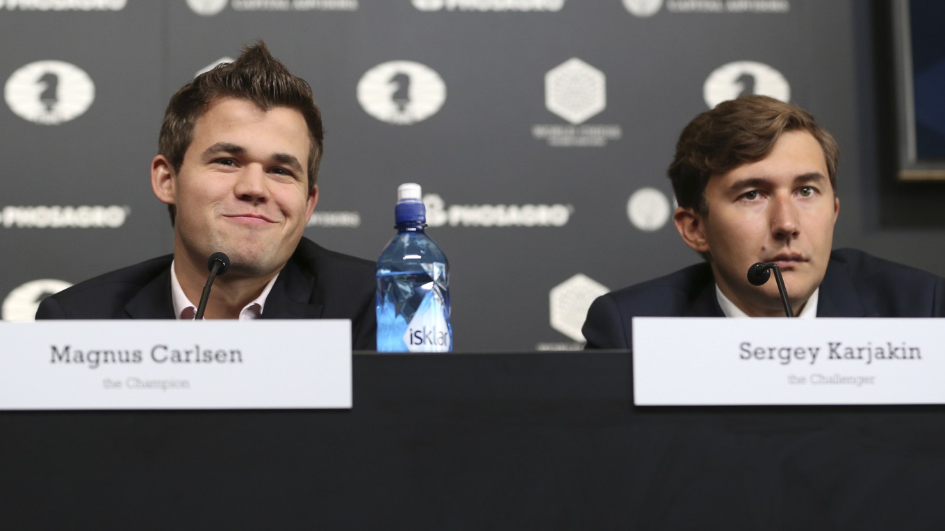 Súperi v boji o titul - súčasný majster sveta Magnus Carlsen a vyzývateľ Sergej Kariakin.