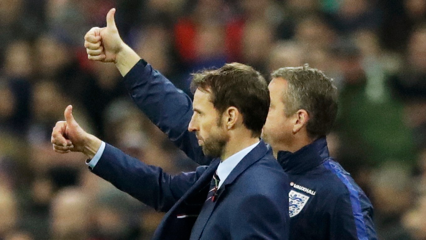 Gareth Southgate (v popredí) možno ostane trénerom Anglicka dlhodobo.