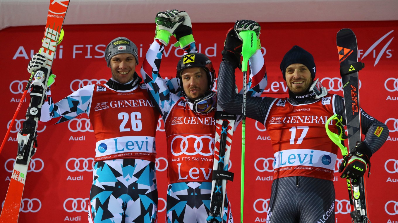 Stupeň víťazov po prvom slalome vo fínskom Levi. 