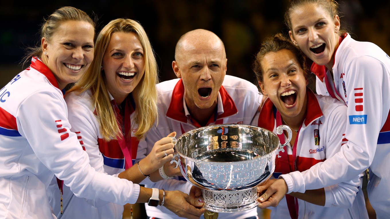 Radosť českých tenistiek po triumfe vo Fed Cupe. Uprostred je kapitán tímu Petr Pála. 