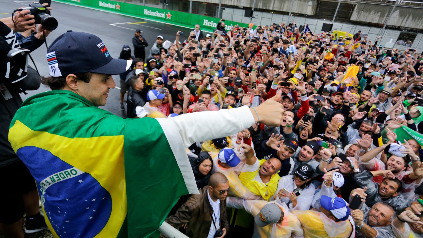 Felipe Massa sa lúčil so svojimi kolegami či fanúšikmi.