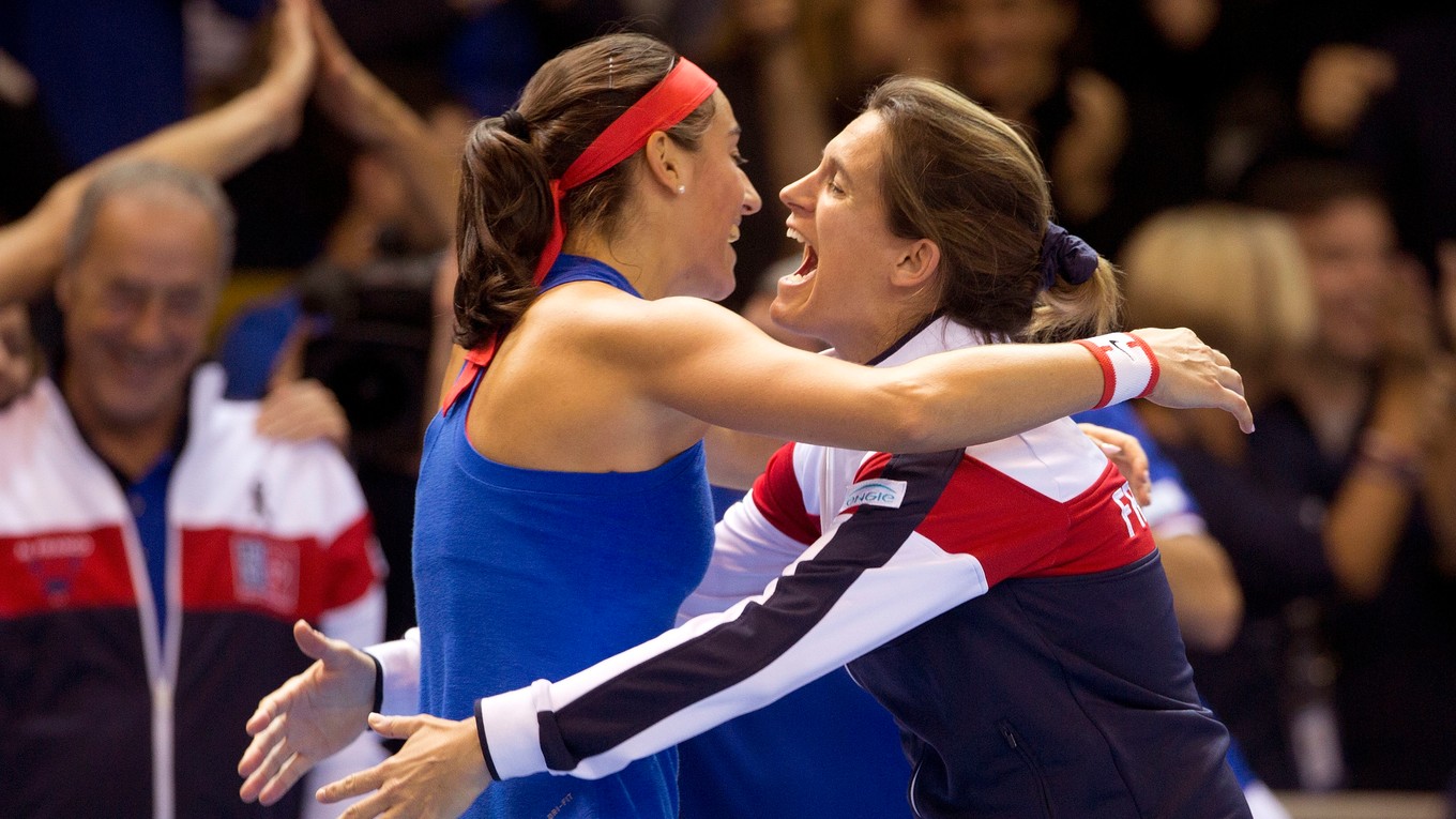 Amélie Mauresmová (vpravo) sa teší so svojou zverenkyňou Caroline Garciovou po jej víťazstve nad Češkou Petrou Kvitovou vo finále Pohára federácie.