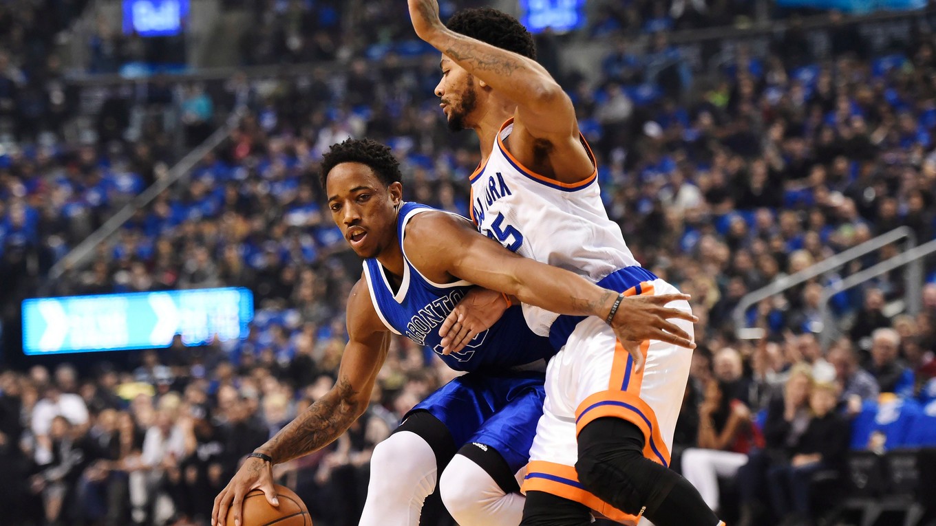 DeMar DeRozan (vľavo) bol lídrom Toronta pri troch víťazstvách.