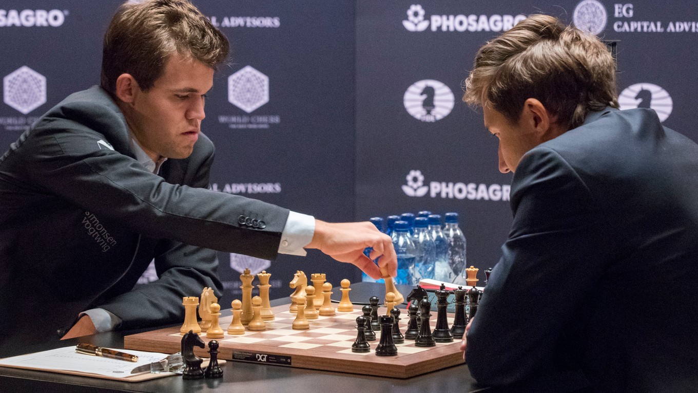 Súboj elitných šachistov je zatiaľ vyrovnaný.