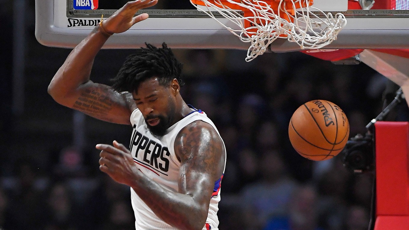 Na kôš v zápase proti Brooklynu zakončil hráč Los Angeles Clippers DeAndre Jordan.