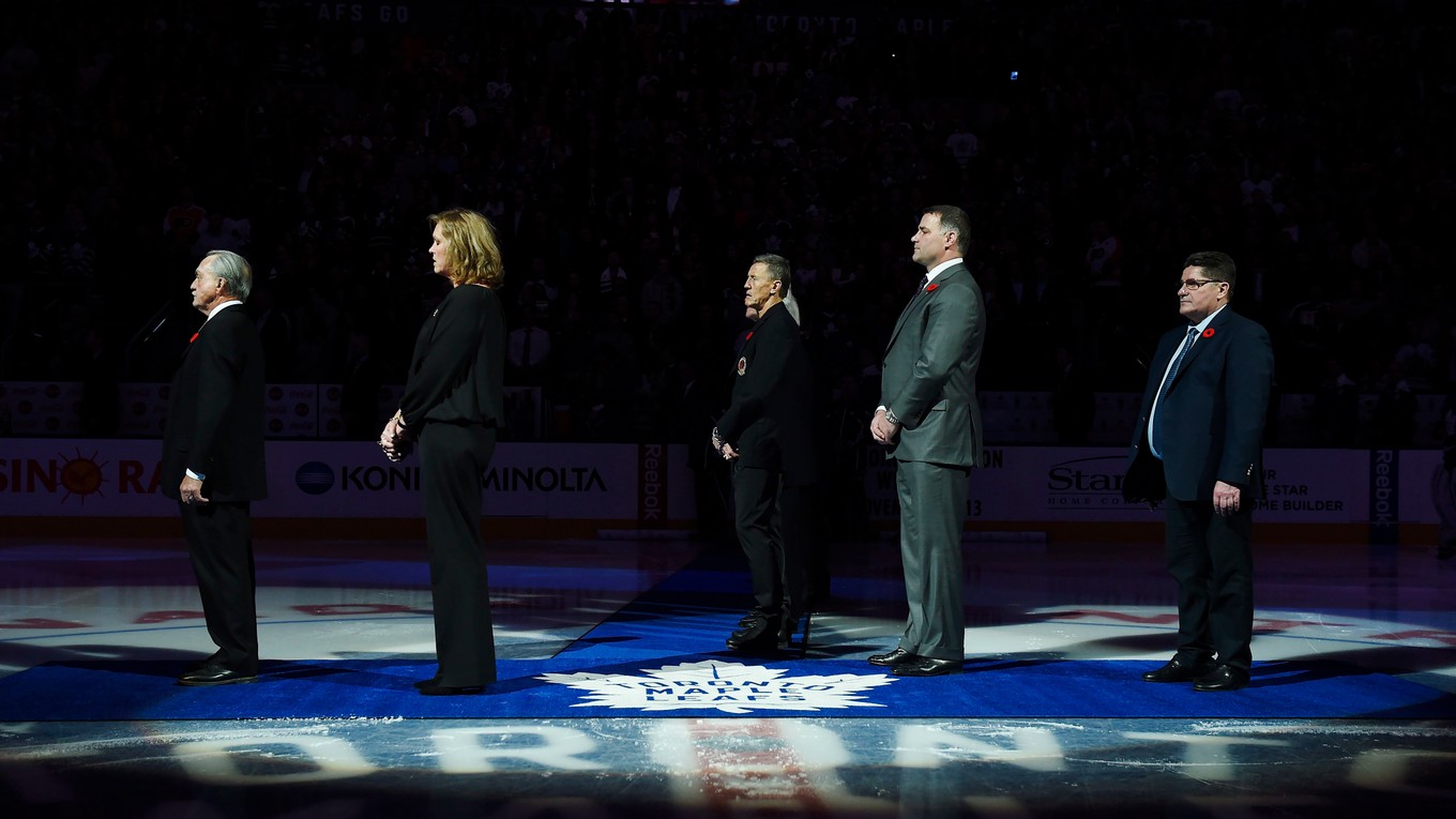 Zľava stoja počas ceremónie Rogie Vachon, dcéra zosnulého Pata Quinna. Druhý sprava je Eric Lindros a úplne vpravo Sergej Makarov.