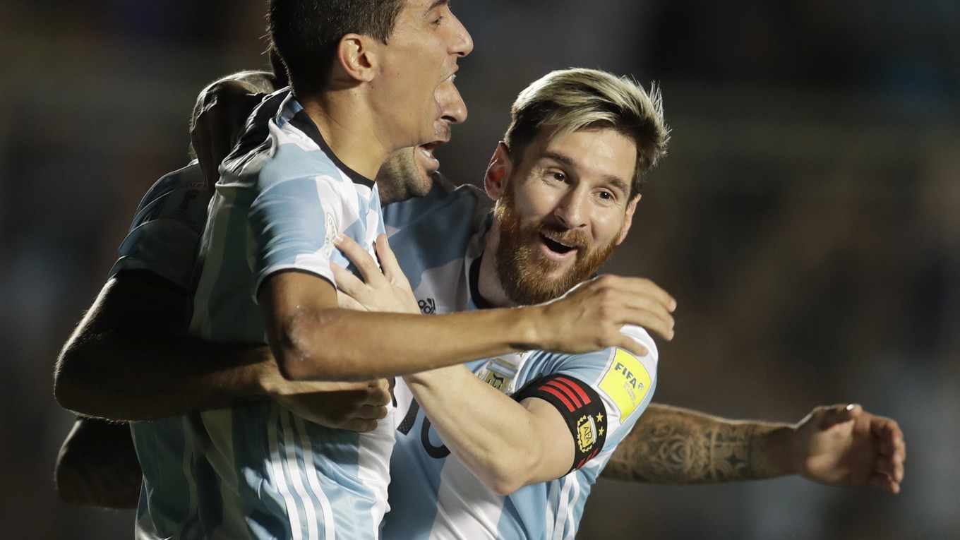 Lionel Messi (vpravo) bol opäť argentínskym hrdinom.