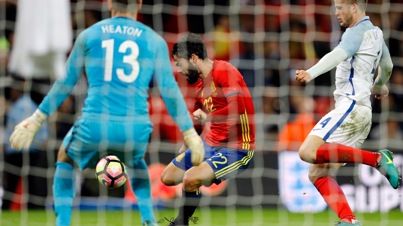 Španiel Isco (v strede) strieľa vyrovnávajúci gól zápasu v 96. minúte.