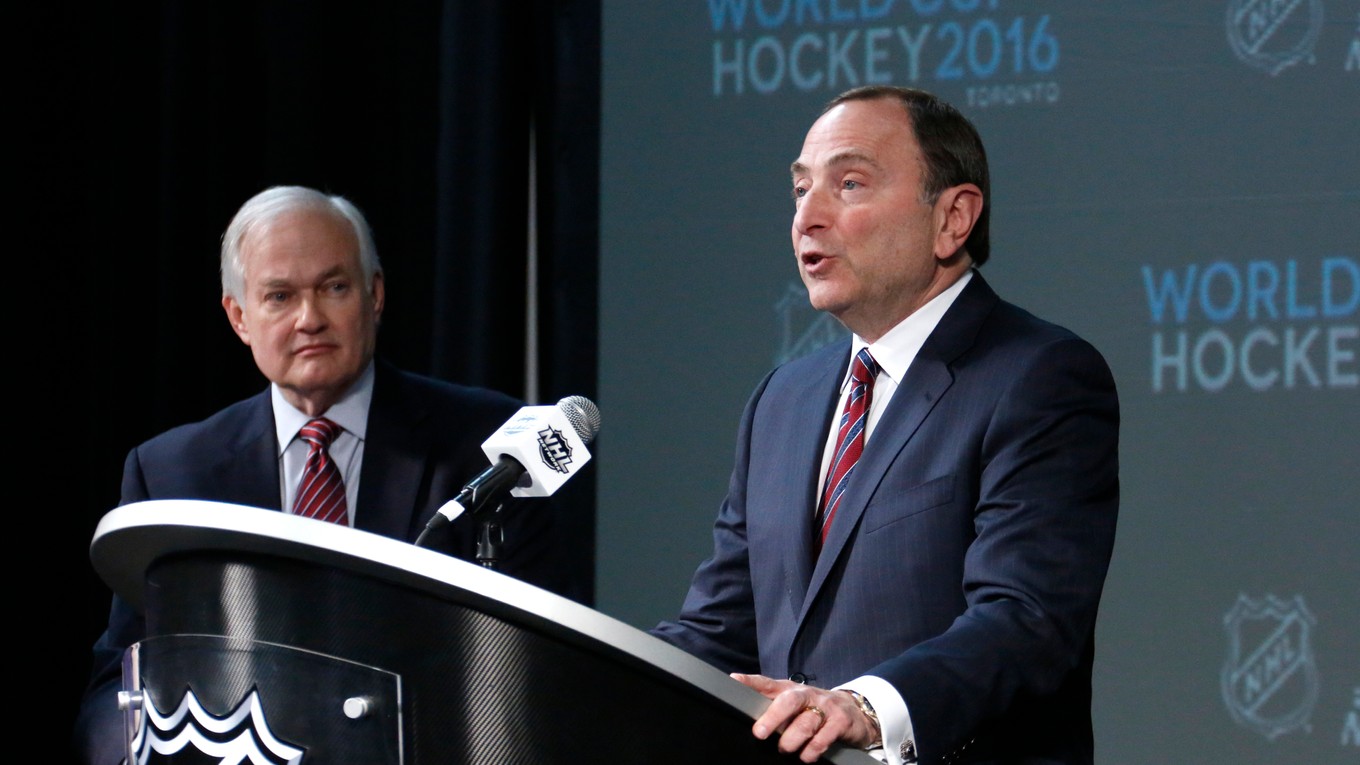 Komisár NHL Gary Bettman (vpravo) a výkonný riaditeľ Hráčskej asociácie NHL (NHLPA) Donald Fehr.