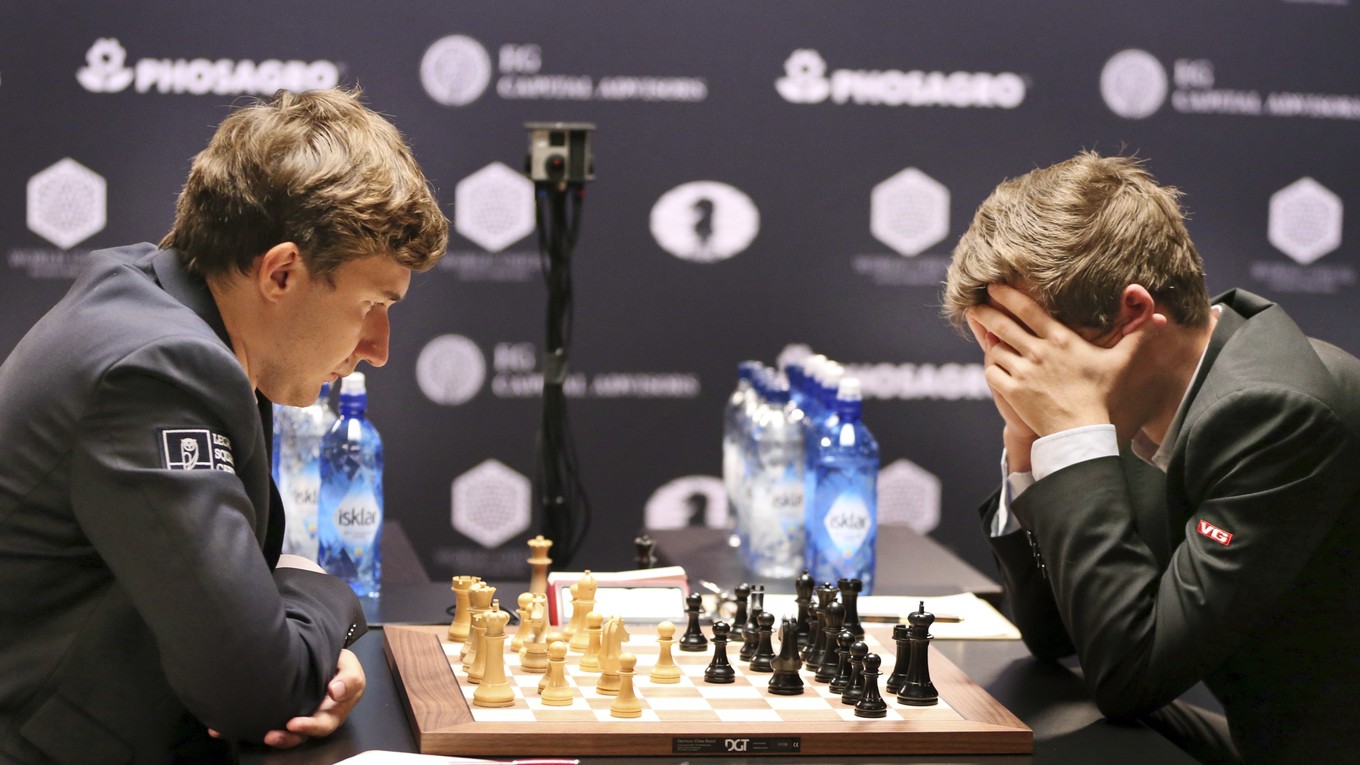 Súboj medzi Carlsenom (vpravo) a Kariakinom je vyrovnaný.