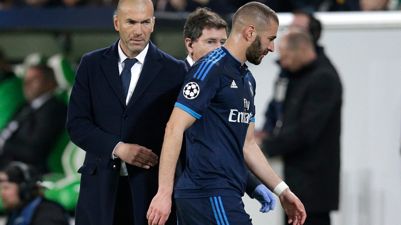 Karim Benzema (vpravo) mal problémy s bedrom. Na víkendové derby na ihrisku Atlética s ním však tréner Zinedine Zidane bude môcť počítať.