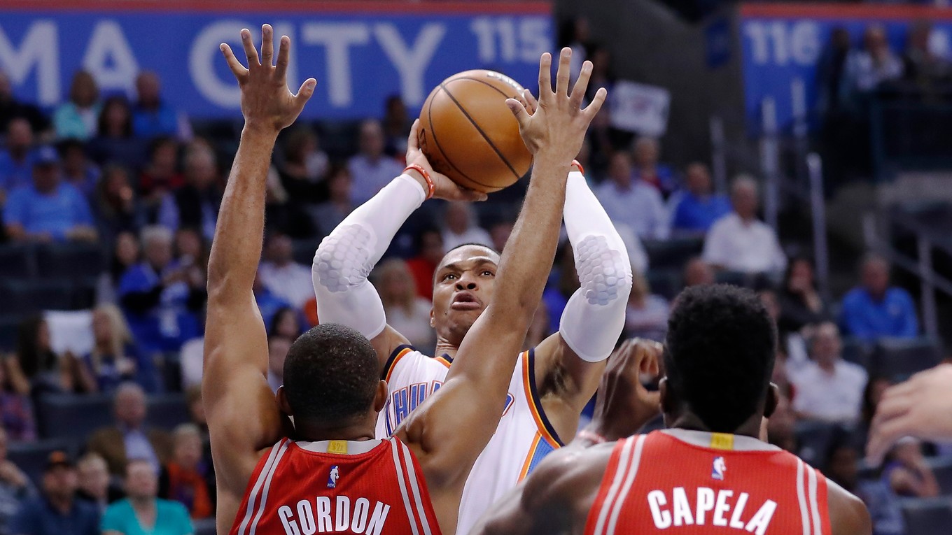 Russel Westbrook (v bielom).