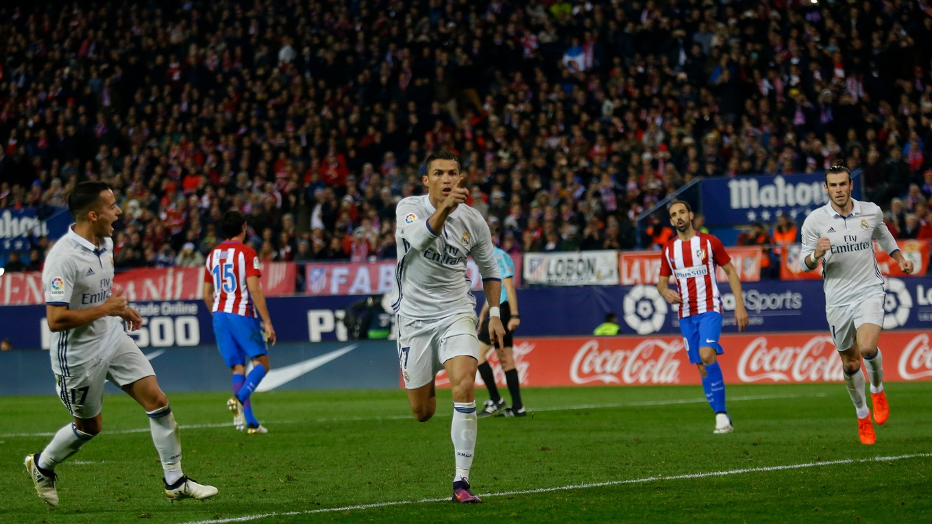 Cristiano Ronaldo oslavuje jeden zo svojich gólov do siete Atlética.