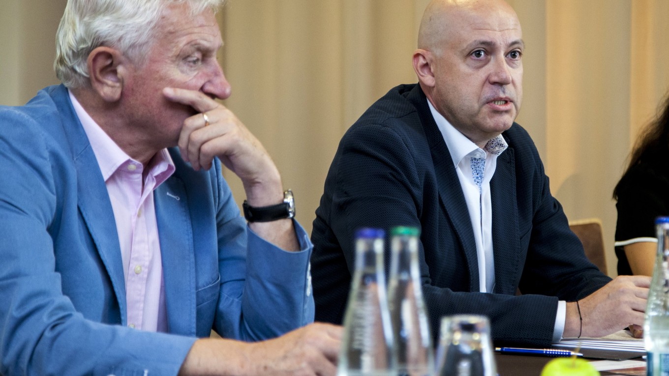 Biznismen Anton Siekel (vpravo)  má vo voľbách SOV podporu súčasného prezidenta Františka Chmelára (vľavo).
