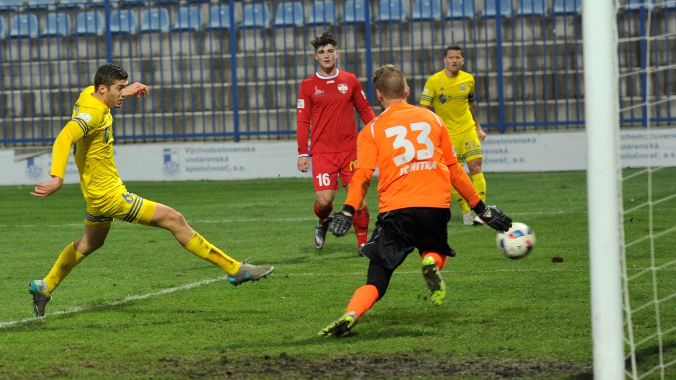 Kristjan Kushta z Michaloviec (vľavo) strieľa gól do siete Nitry.