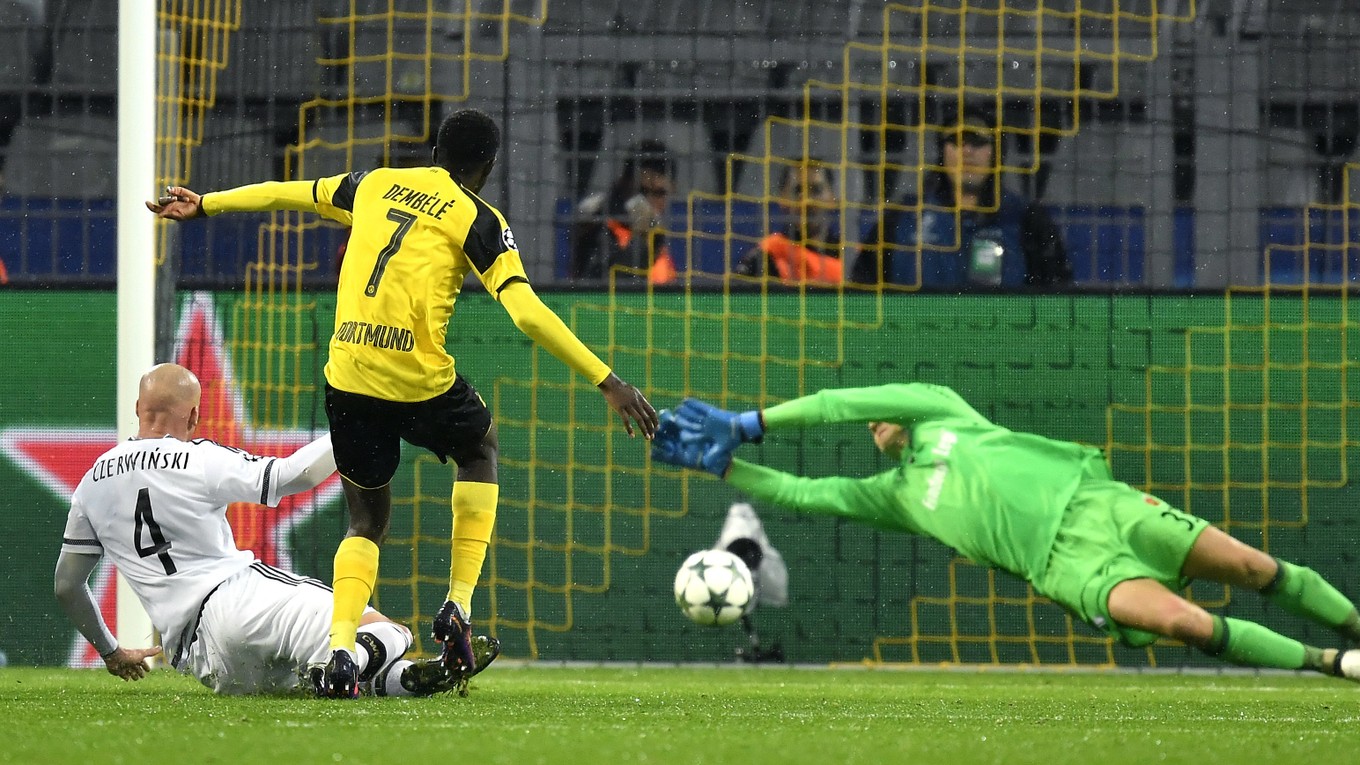 Ousmane Dembélé (druhý zľava) strieľa jeden z gólov Borussie Dortmund do siete Legie Varšava