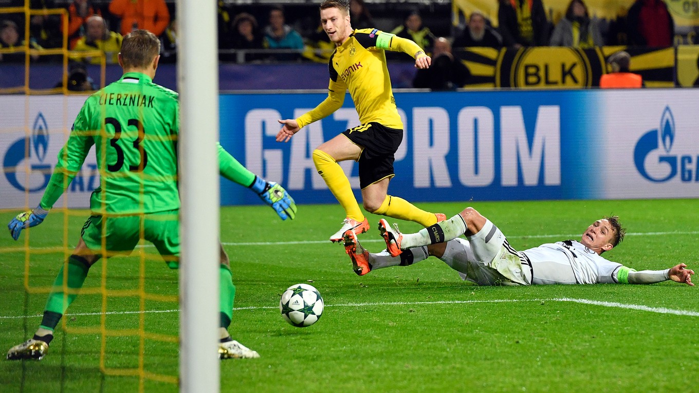 Marco Reus (v strede) završuje svoj hetrik.