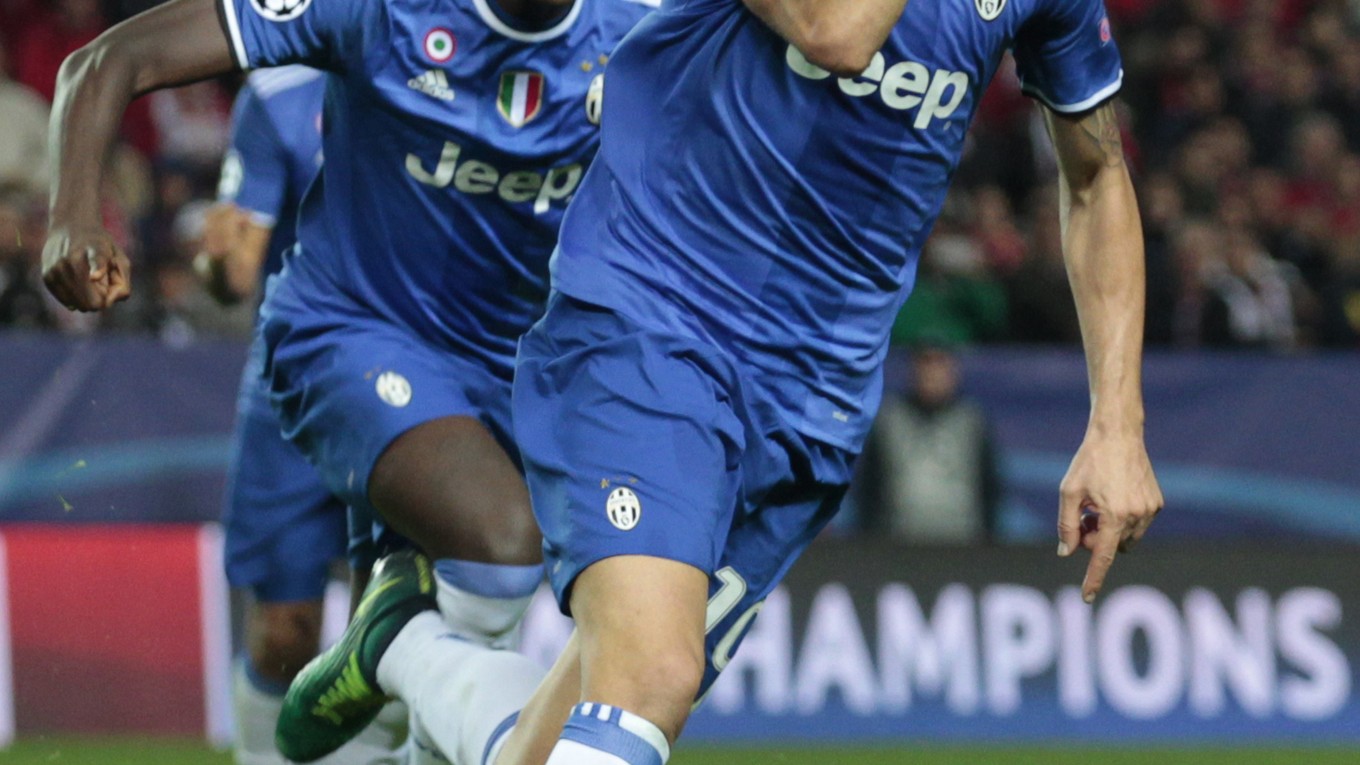 Moise Kean (v pozadí) slávi gól s Leonardom Bonuccim.