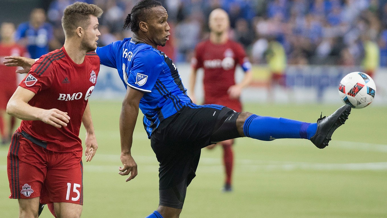 Didier Drogba (v modrom).