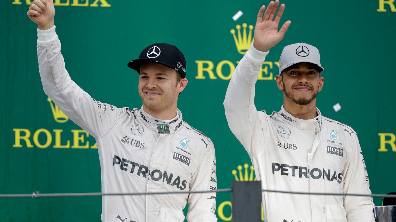 Nico Rosberg (vľavo) alebo Lewis Hamilton? Jeden z nich získa titul majstra sveta.