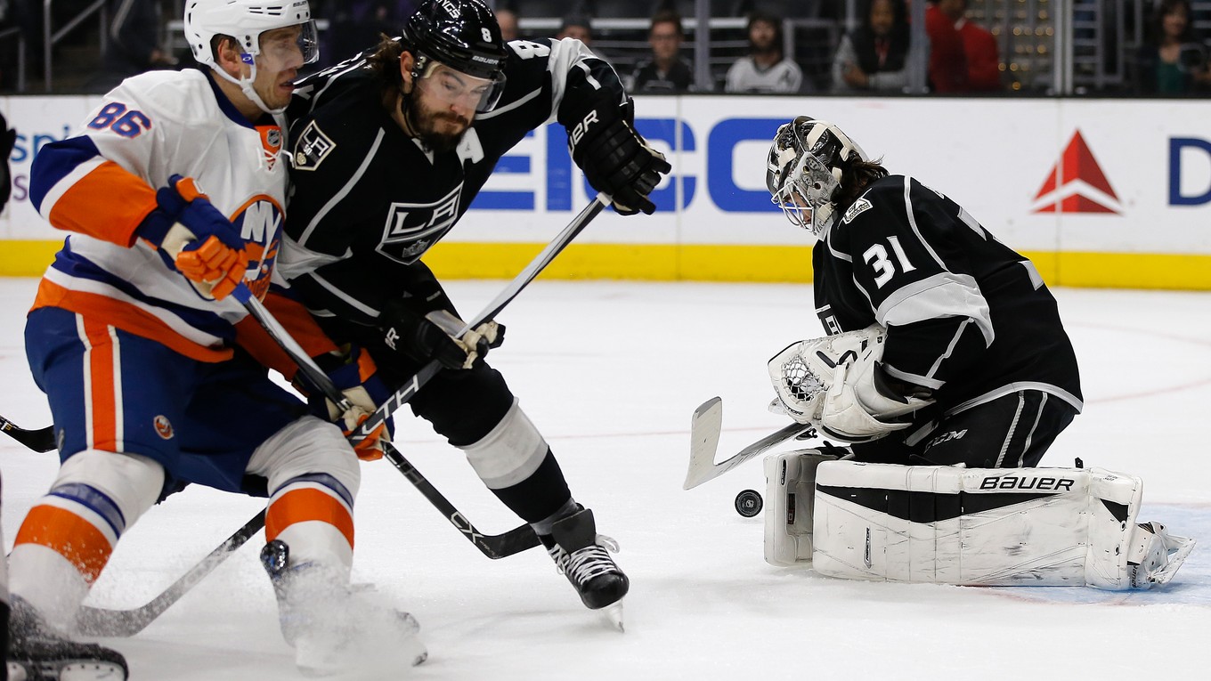 Brankár Los Angeles Kings Slovák Peter Budaj (vpravo) v akcii.