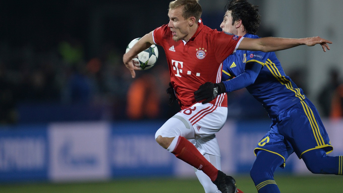 Holger Badstruber z Bayernu Mníchov (vľavo) a Sardar Azmoun z Rostovu.