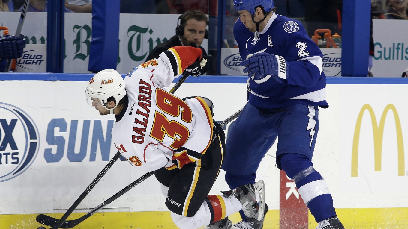 V NHL si T. J. Galiardi (vľavo) obliekal napríklad dres Calgary Flames.