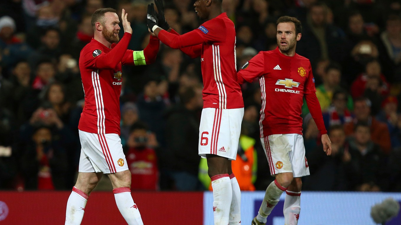 Wayne Rooney (vľavo) sa raduje zo svojho gólu so spoluhráčmi.