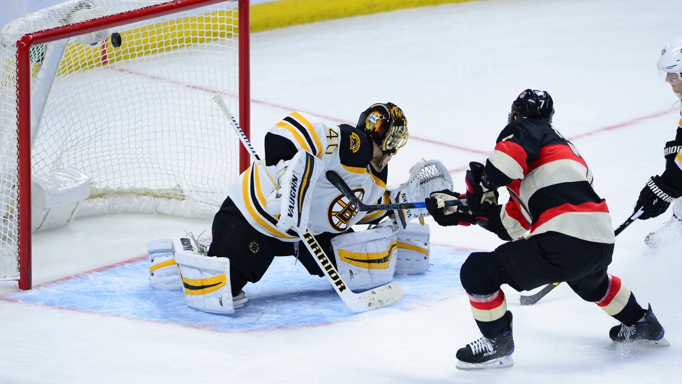 Kyle Turris prekonáva Tuukka Raska.