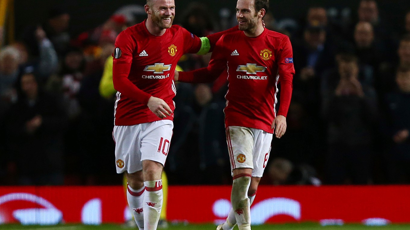 Wayne Rooney (vľavo) sa raduje z gólu s Juanom Matom.