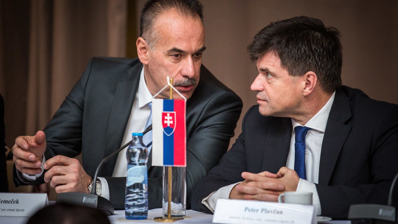Zľava Igor Nemeček a minister Peter Plavčan.