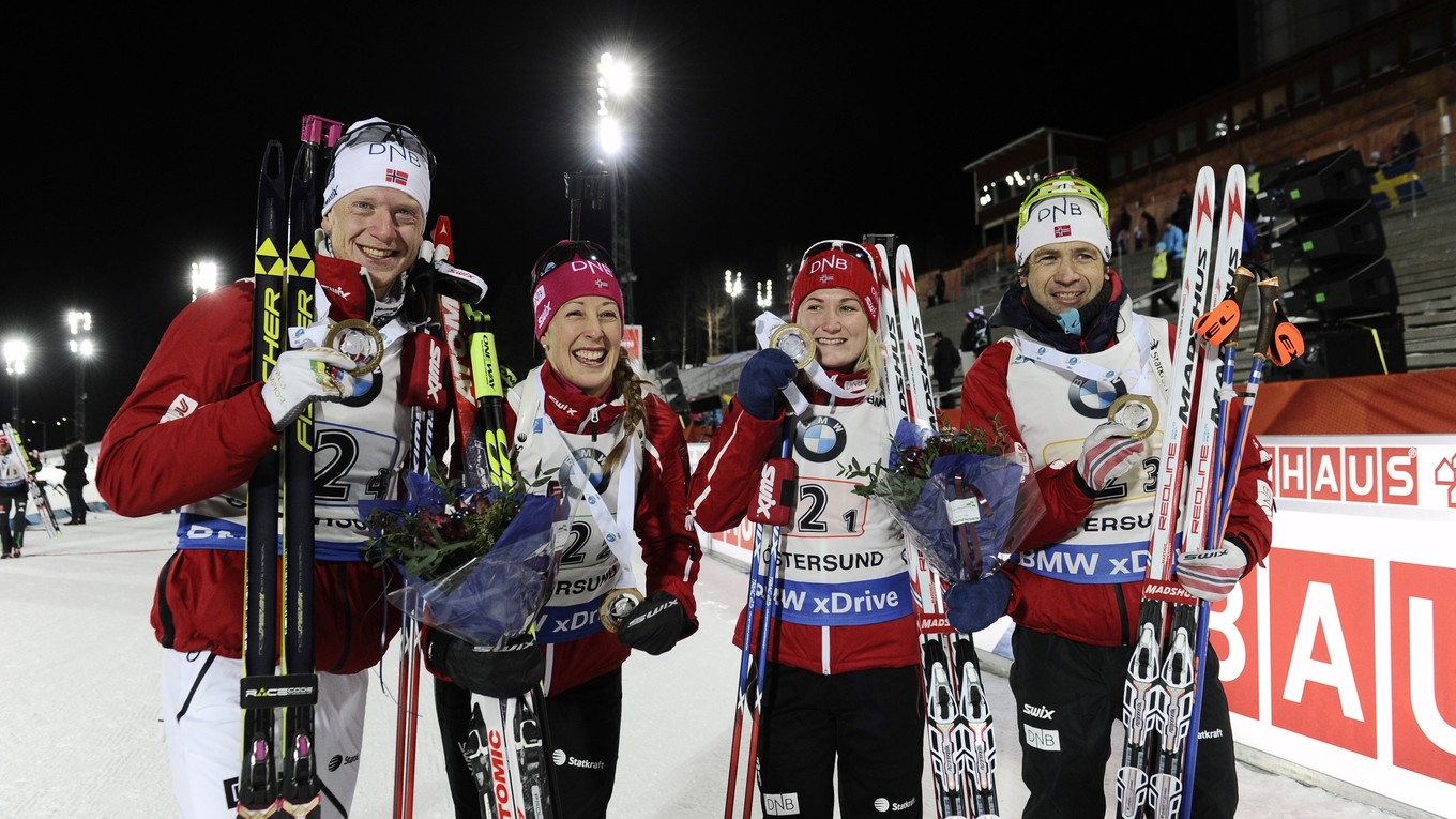 Víťazná štafeta v zložení zľava Johannes Thingnes Boe, Fanny Hornová Birkeland, Marte Olsbuová a Ole Einar Björndalen.