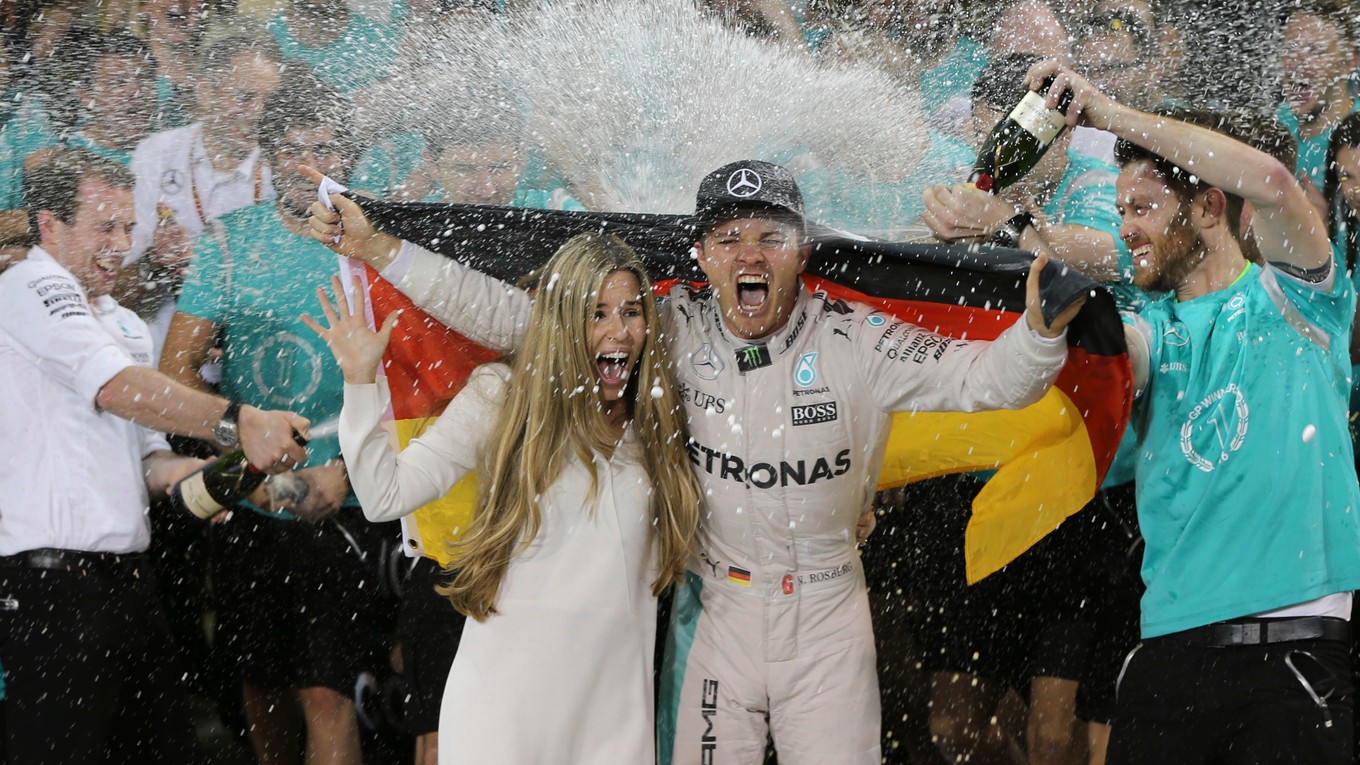 Nico Rosberg s manželkou Vivian oslavuje titul majstra sveta F1.