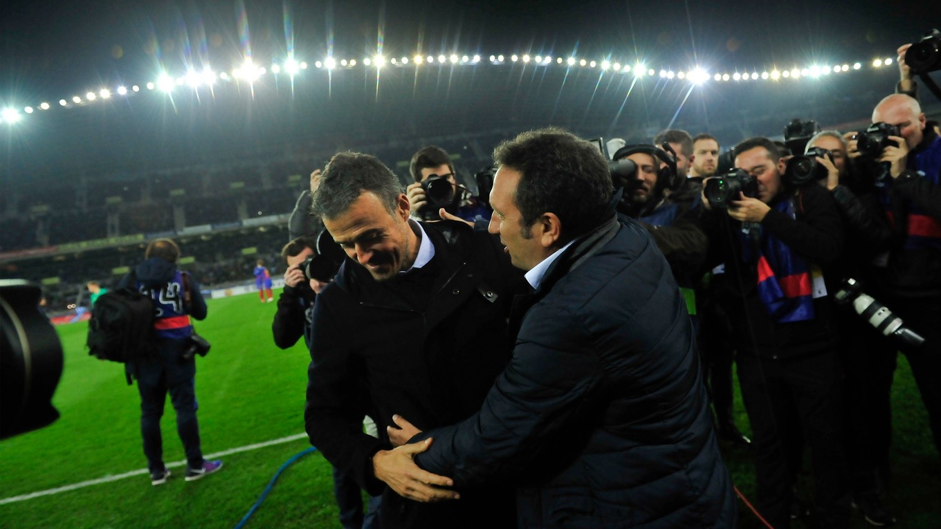 Luis Enrique (vľavo) vyjadril nespokojnosť s výkonom svojich zverencov.