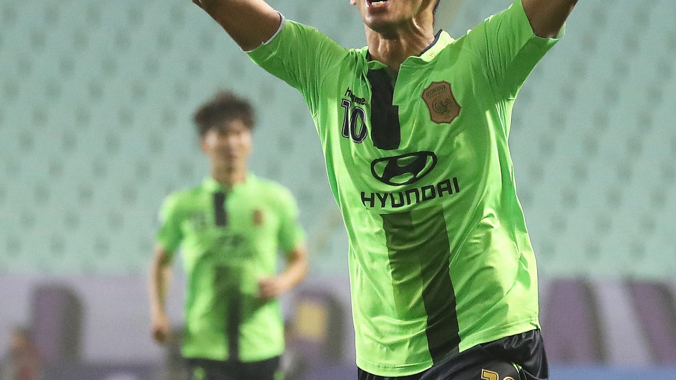 Leonardo Rodrigues Pereira z tímu Jeonbuk Hyundai Motors sa teší v zápase finále Ázijskej ligy majstrov.