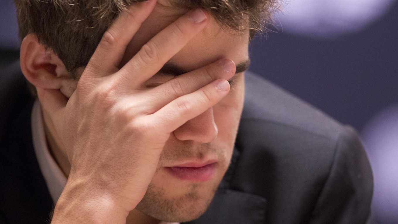Magnus Carlsen musí o obhajobu titulu tuho bojovať.