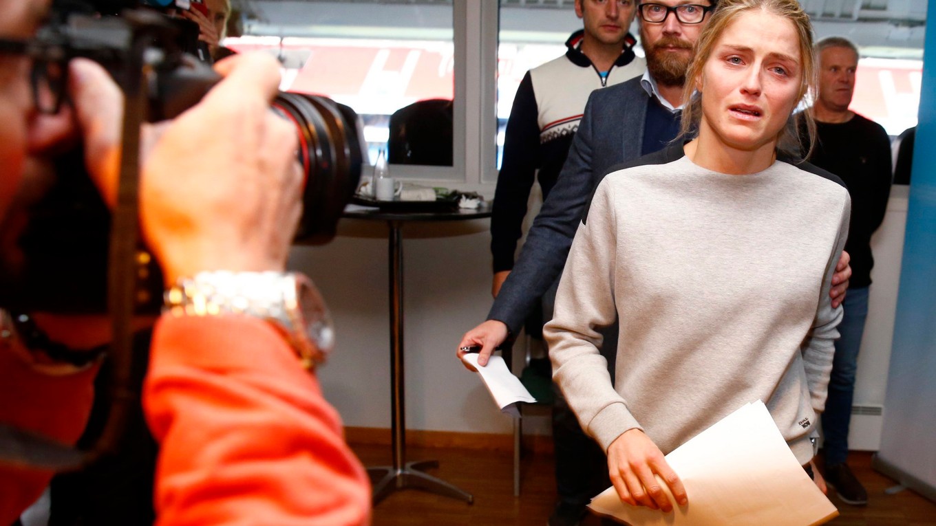 Therese Johaugová predstúpila pred novinárov so slzami v očiach.