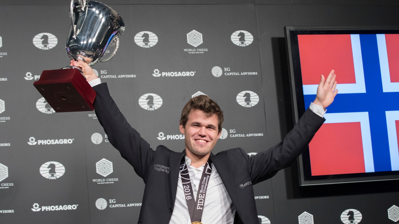Nór Magnus Carlsen pózuje s trofejou pre víťaza.